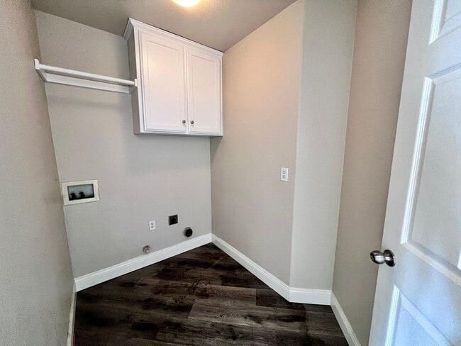 Building Photo - $2,750 West Fresno Near Island Water Park  4 Bed W. San Ramon