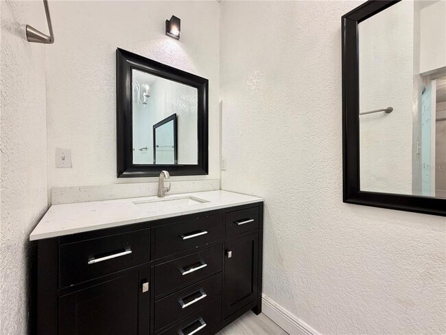 Building Photo - 844 35th Ave S