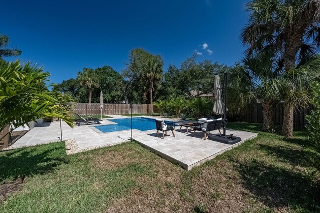 Building Photo - Beautiful pool home in Lockmar Estates