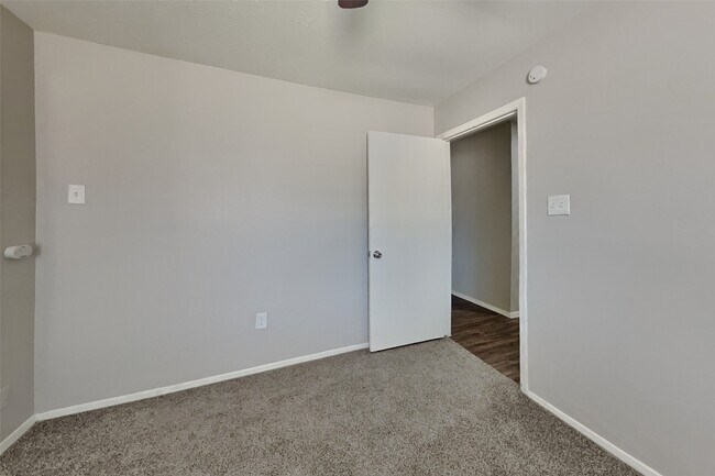 Building Photo - 22702 Market Square Ln