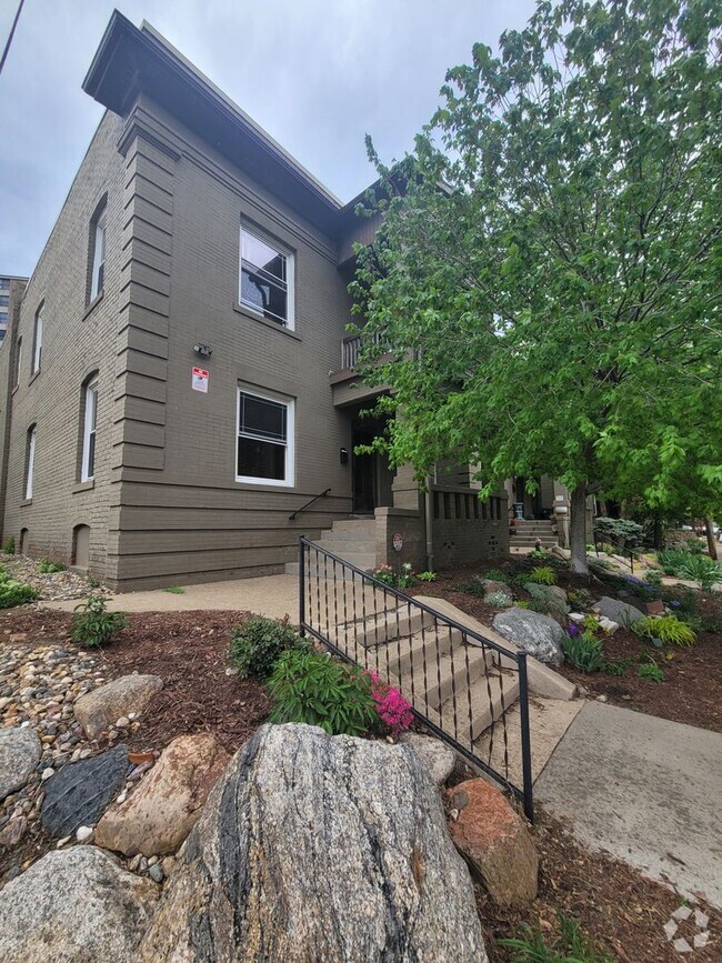 Building Photo - Beautiful Two Bedroom Townhome!