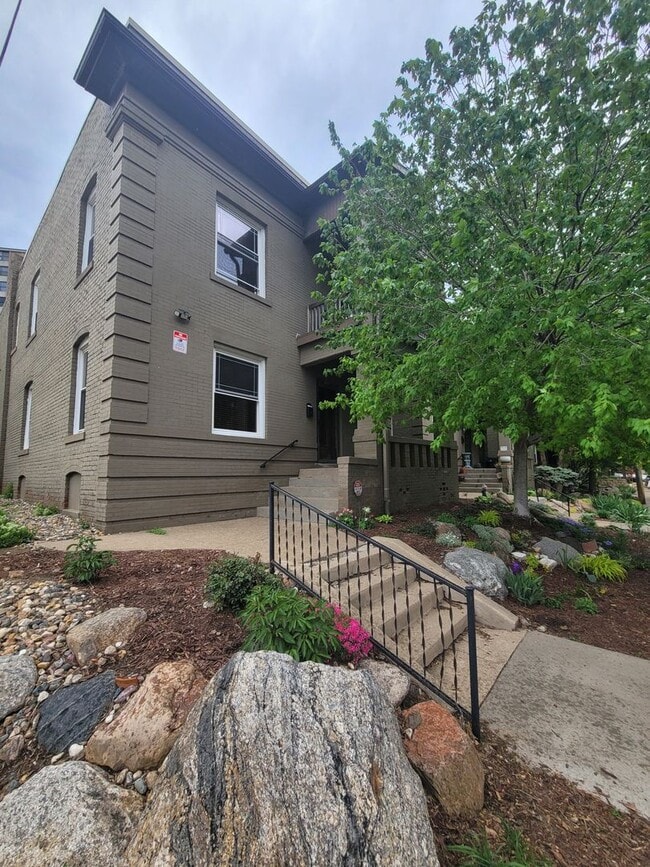 Building Photo - Beautiful Two Bedroom Townhome!