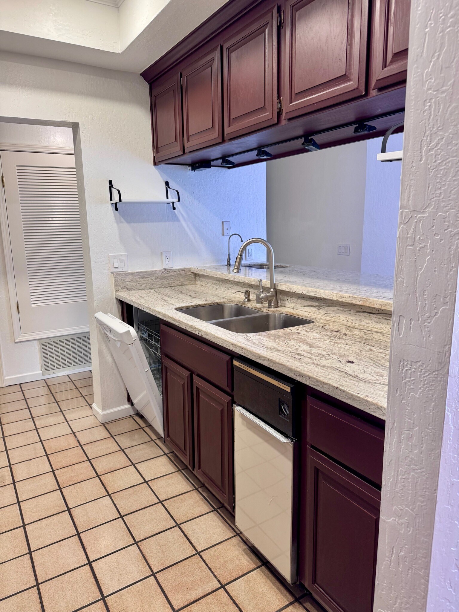 Kitchen - 25912 Hayward Blvd