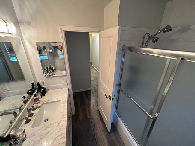 Building Photo - Gorgeous Single Story Home