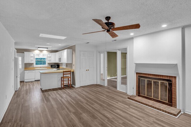 Building Photo - Quiet Cottage in Greensboro NC