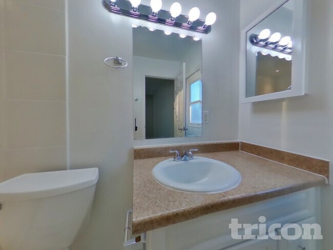 Building Photo - 1726 N Summer Cir