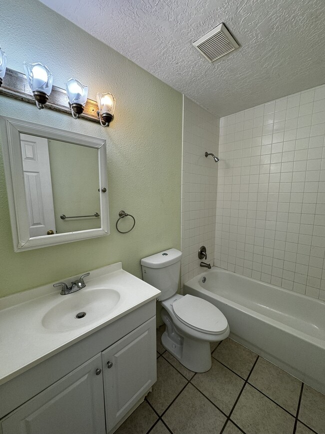 Building Photo - 4813 W Glen Dr SW