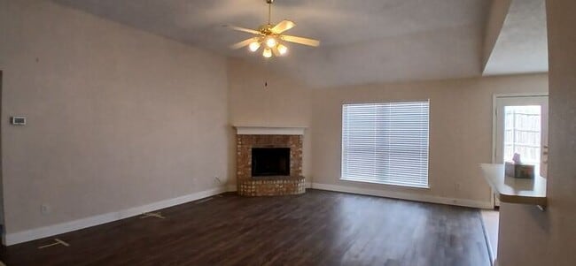 Building Photo - Summerfields Beauty: Oversized Kitchen + Flex 4th Bedroom