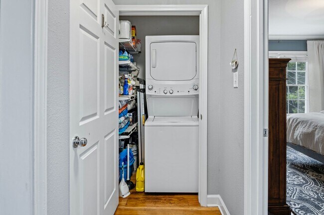 Building Photo - Beautiful 2bd/1ba Condo in VA Highlands w/ Balcony and Pool!!