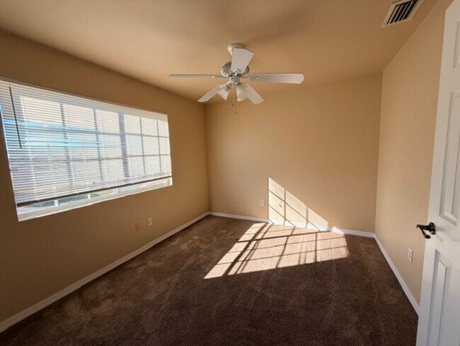 Building Photo - Spacious 4 bedroom, 2.5 bath, 2 car garage home for rent on a corner lot!