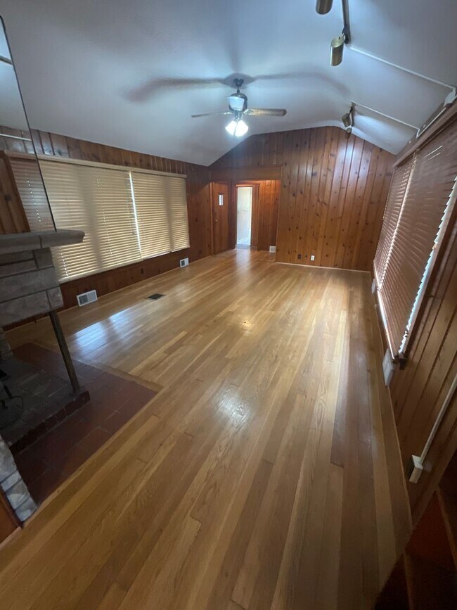 Building Photo - Charming 3 Bed 2 Bath Home! *2027*