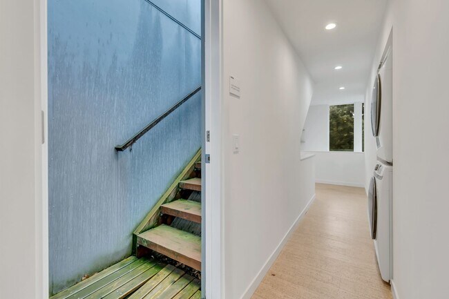 Building Photo - Modern 3BR Townhome with Rooftop Deck Near Downtown Seattle