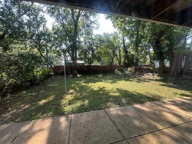 Building Photo - Chic, Sunlit & Move-In Ready – $500 off 1s...