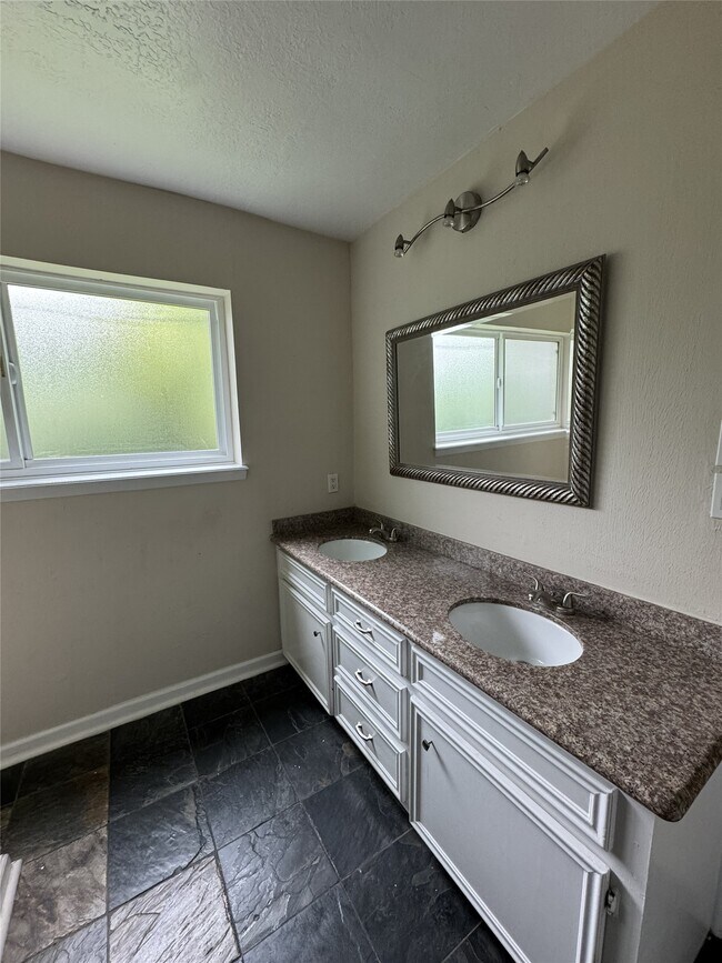 Building Photo - 11322 Briar Forest Dr