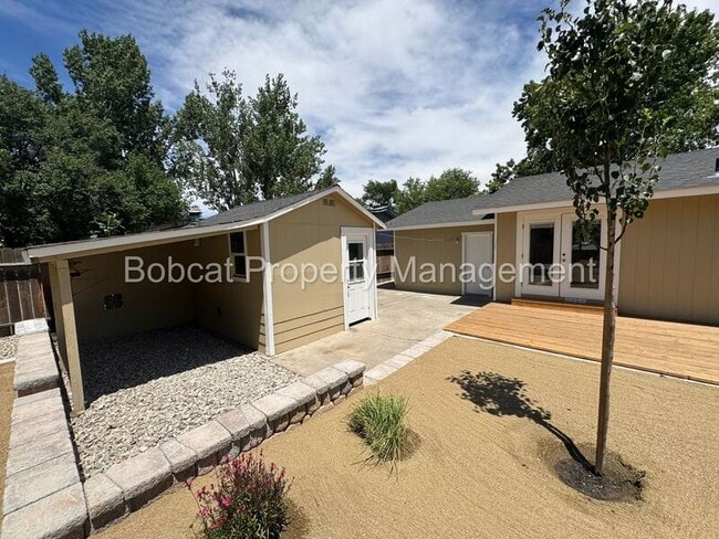 Building Photo - 700 Cottonwood Dr