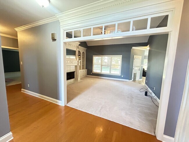 Building Photo - Beautiful Collierville home tucked away in...