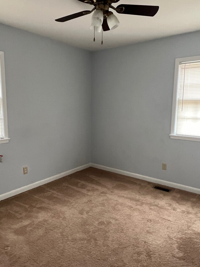 Building Photo - 1602 Camelot Dr