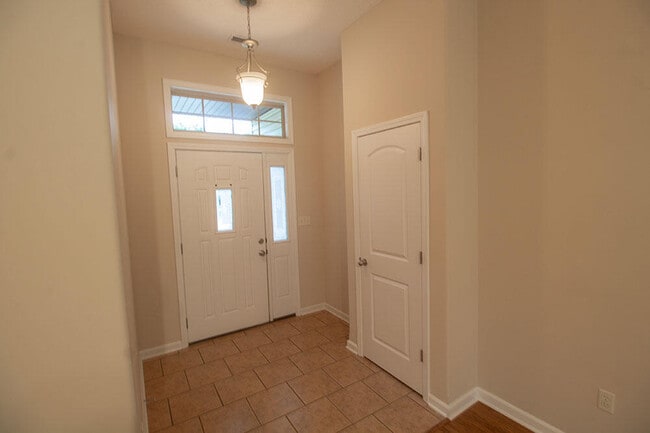 Building Photo - 7002 Madison Creek Dr