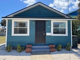 Building Photo - 708 Davis St