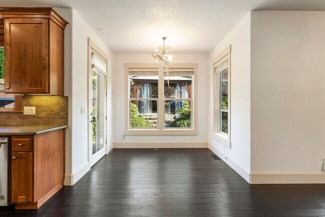 Building Photo - Stunning Large Home with 3 primary bedrooms + Tons of Amenities, Amazing Backyard !