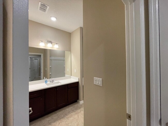 Building Photo - ***Move-In Special: 2 Weeks Free Rent! | B...