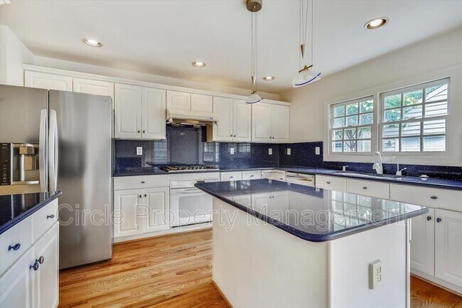 Building Photo - 1805 N Adams St