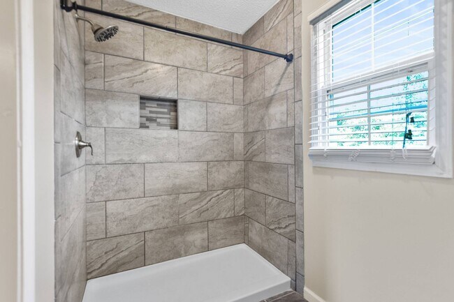 Building Photo - Pet Friendly Three Bedroom!