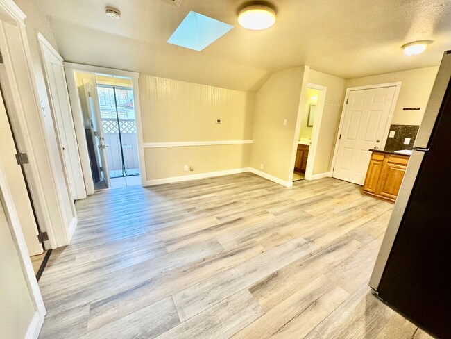 Building Photo - Cozy Oakland 2Bed/1Ba Home in a Private St...