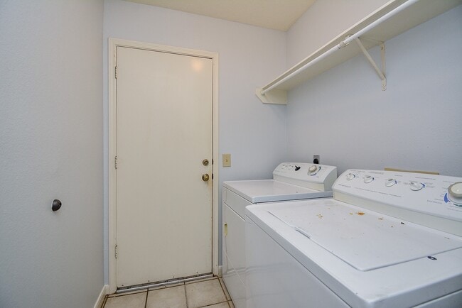 Building Photo - 1319 Irish Mist Ct