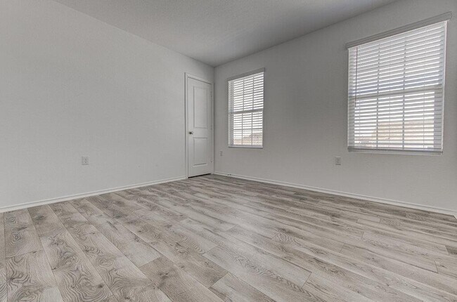 Building Photo - 2704 Shimsham Dr