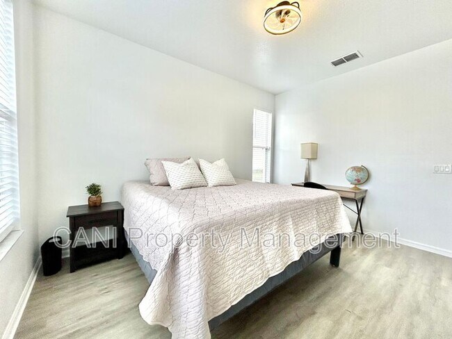 Building Photo - 1134 S Beach Cir