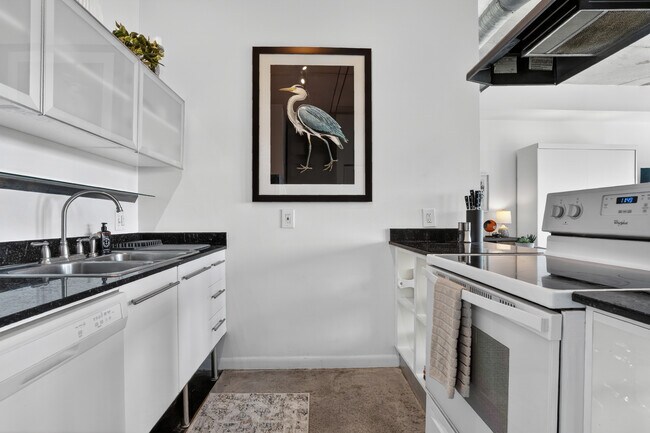 Building Photo - 10 SW South River Dr