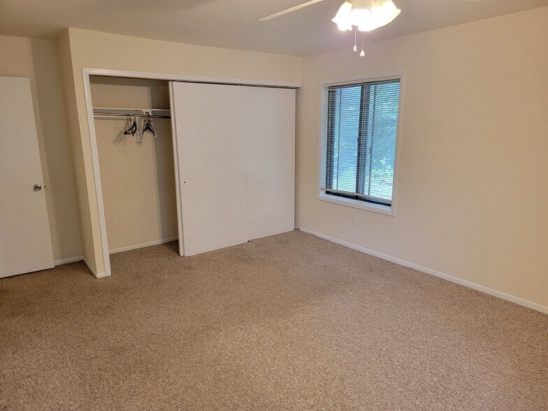 Building Photo - 117 Amberly Dr