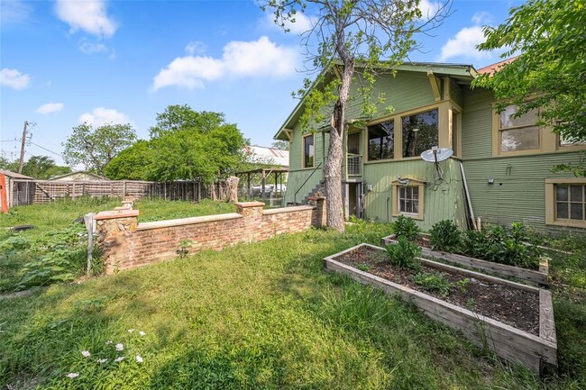 Building Photo - 433 E Davilla St