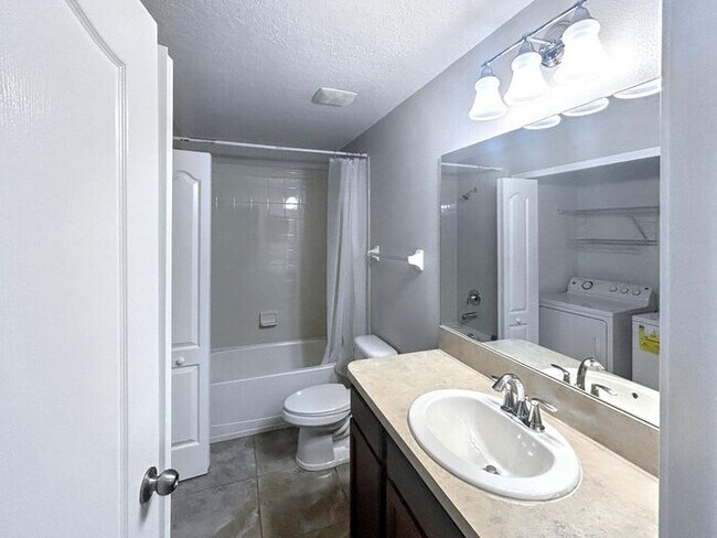 Building Photo - Beautiful 2-Bedroom Townhome with Modern A...