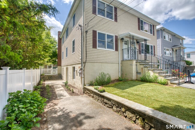 Building Photo - 8 Ridge Pl