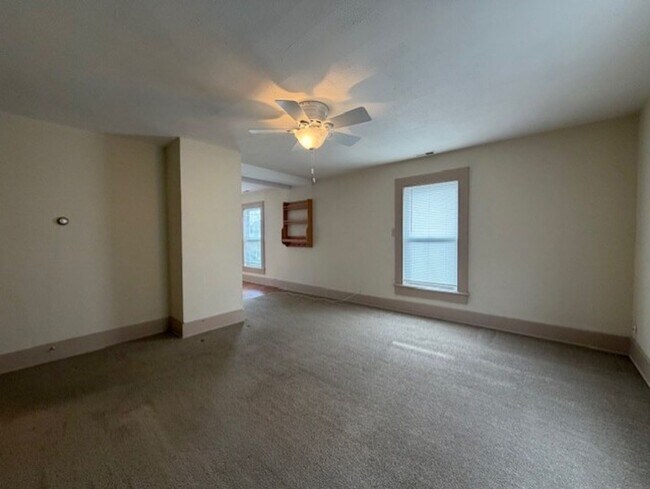 Building Photo - 22 1/2-22 1/2 Willis Ave