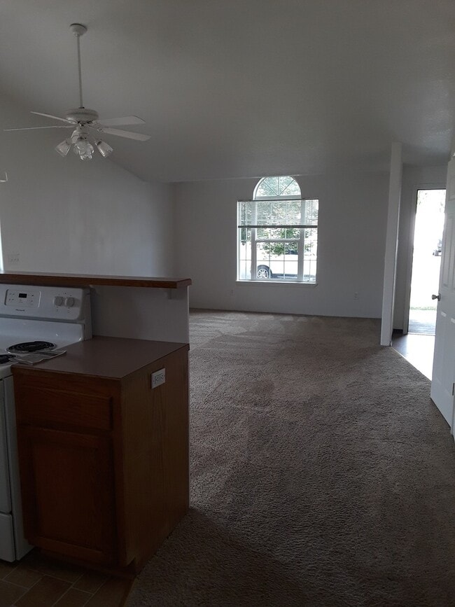 Building Photo - Cute Duplex Prineville