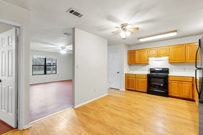 Building Photo - Eclectic 3 Bedroom, 2 Bathroom Home - 2 Car Garage - Fenced Yard and More!