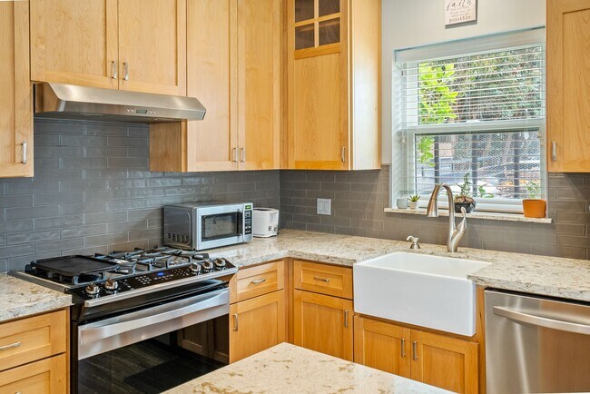 Building Photo - 1481 Hollister Ln