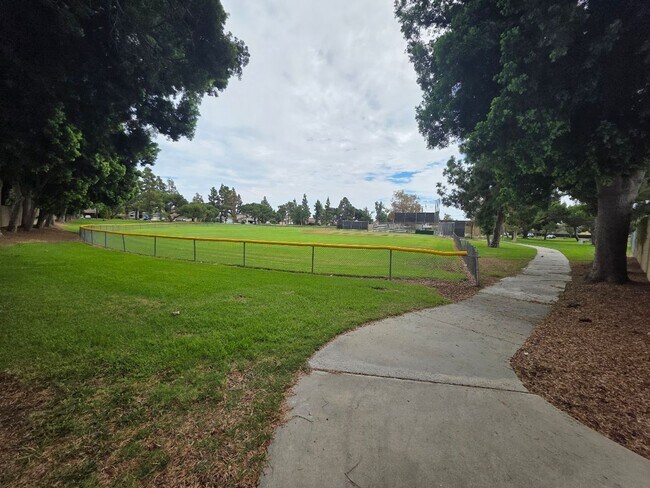 Building Photo - SPACIOUS 4BD/2BA WITH GARAGE, LAUNDRY AND ...