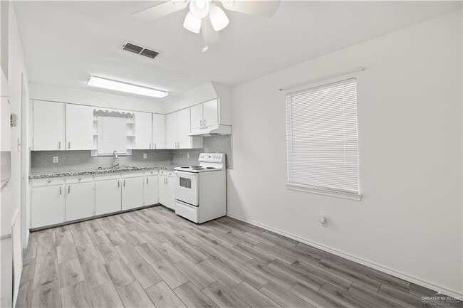Building Photo - 22 Vista Hermosa St