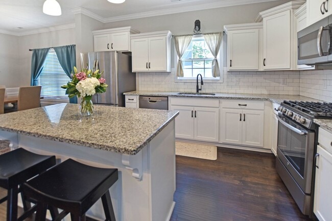 Building Photo - Pet Friendly Three Bedroom with Bonus in S...