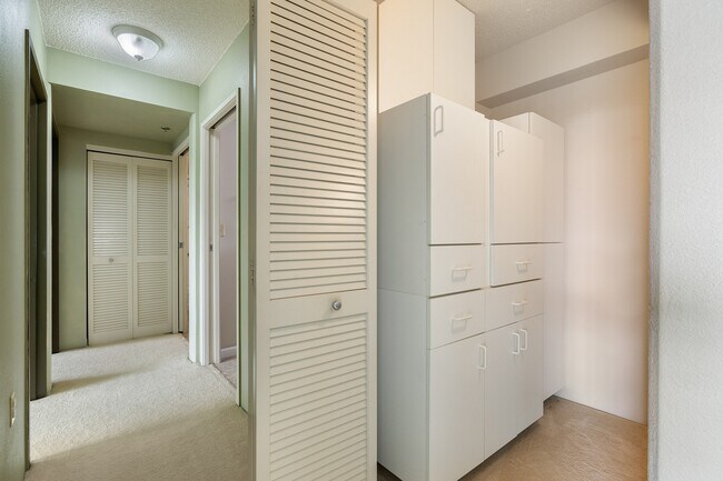 Building Photo - 2 Bed / 1.5 Bath Condo with 2 Parking Salt...
