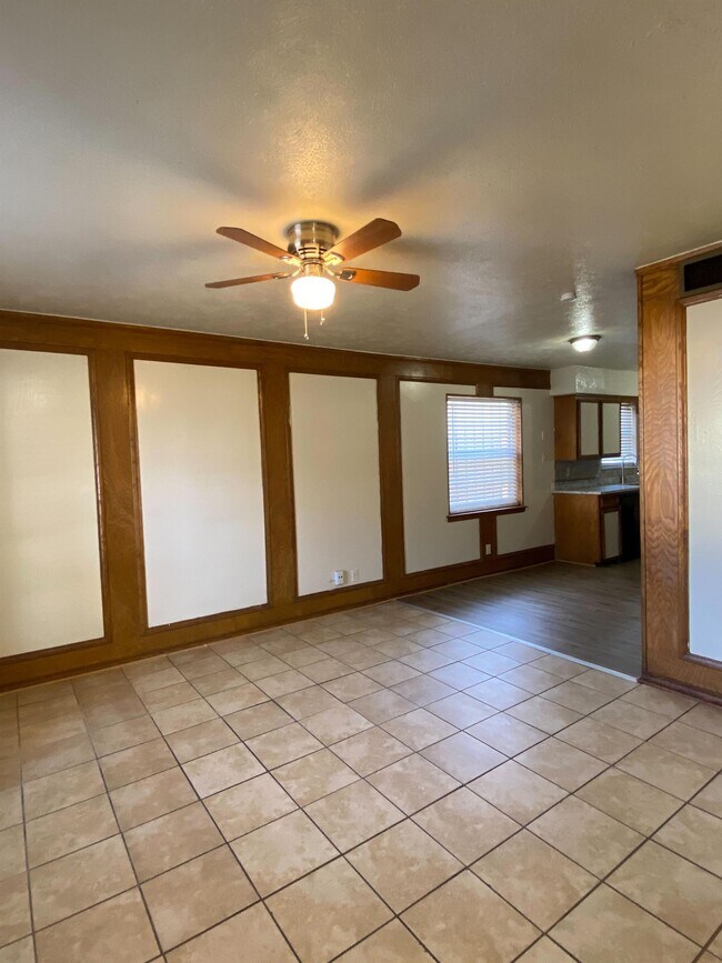 Building Photo - 704 Skyline Dr