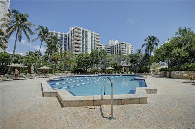 Building Photo - 1121 Crandon Blvd
