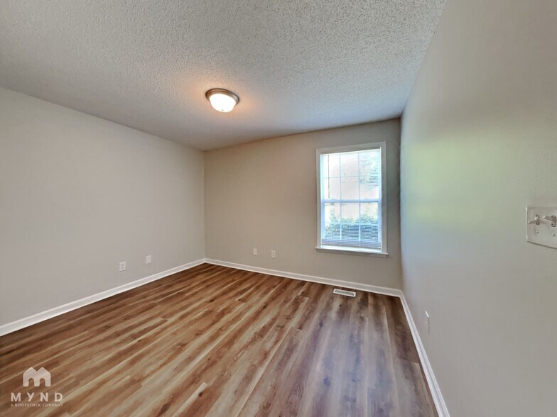 Building Photo - 589 Spaniel Ln