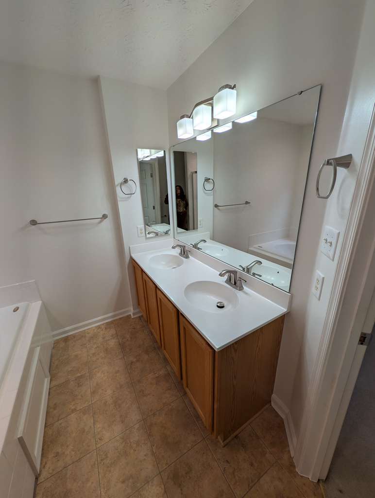 Building Photo - 2450 Ivy Landing Way