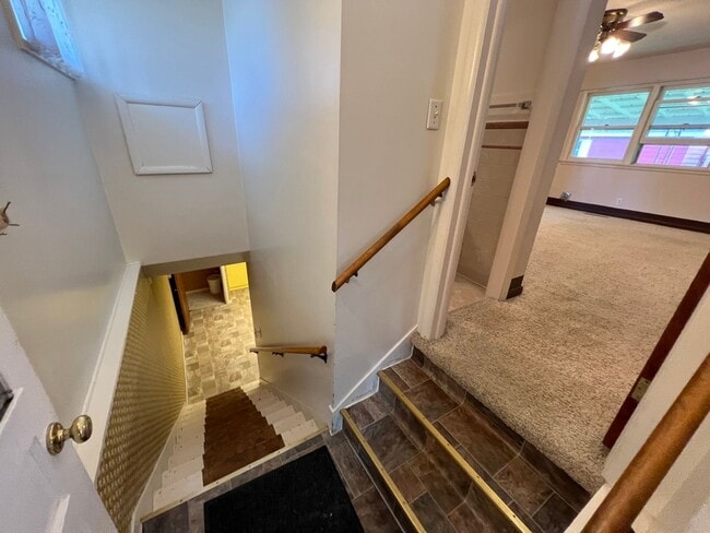 Building Photo - 429 E Pine St