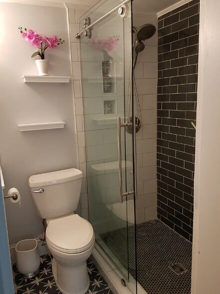 Building Photo - 619 King St